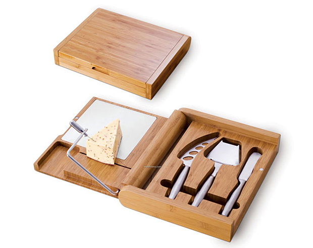 Soiree – Cutting Board With A Cheese Wire And Stainless Steel Cheese Tools