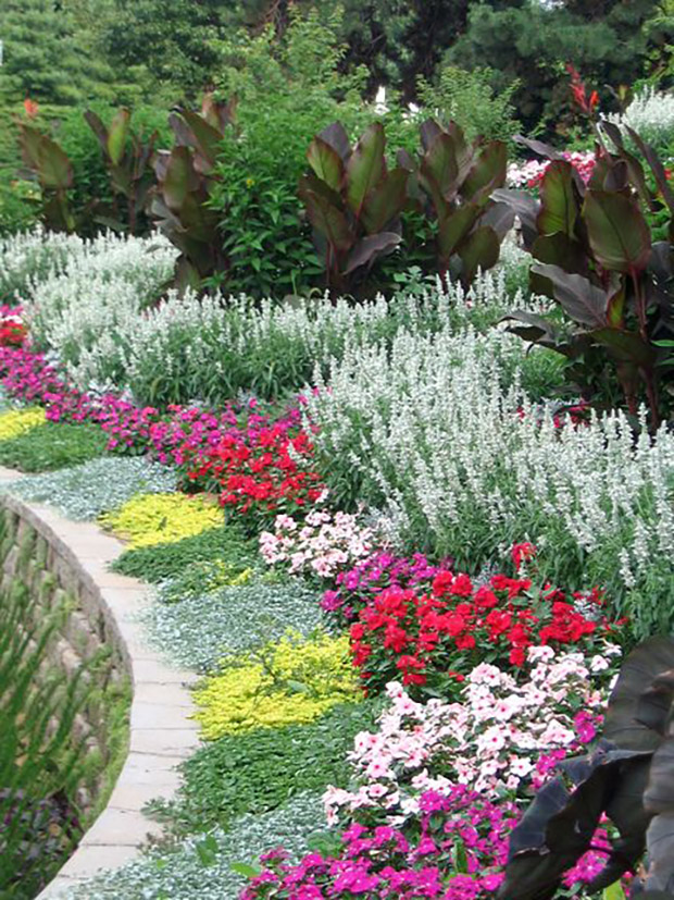 50 Fresh Flower Bed Designs for Homeowners With Green Thumb - Viral Homes